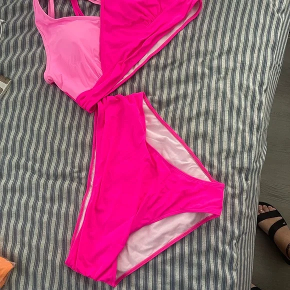 BRAND NEW Vibrant Pink Bikini Set - Picture 2 of 9